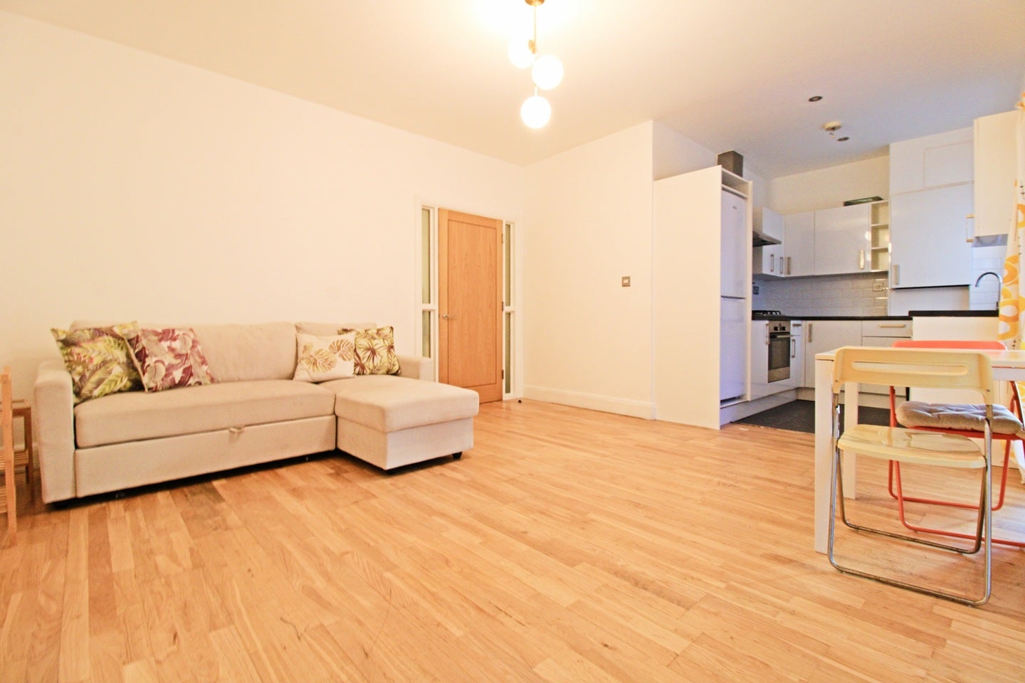 Flat Hackney Road in Greater London