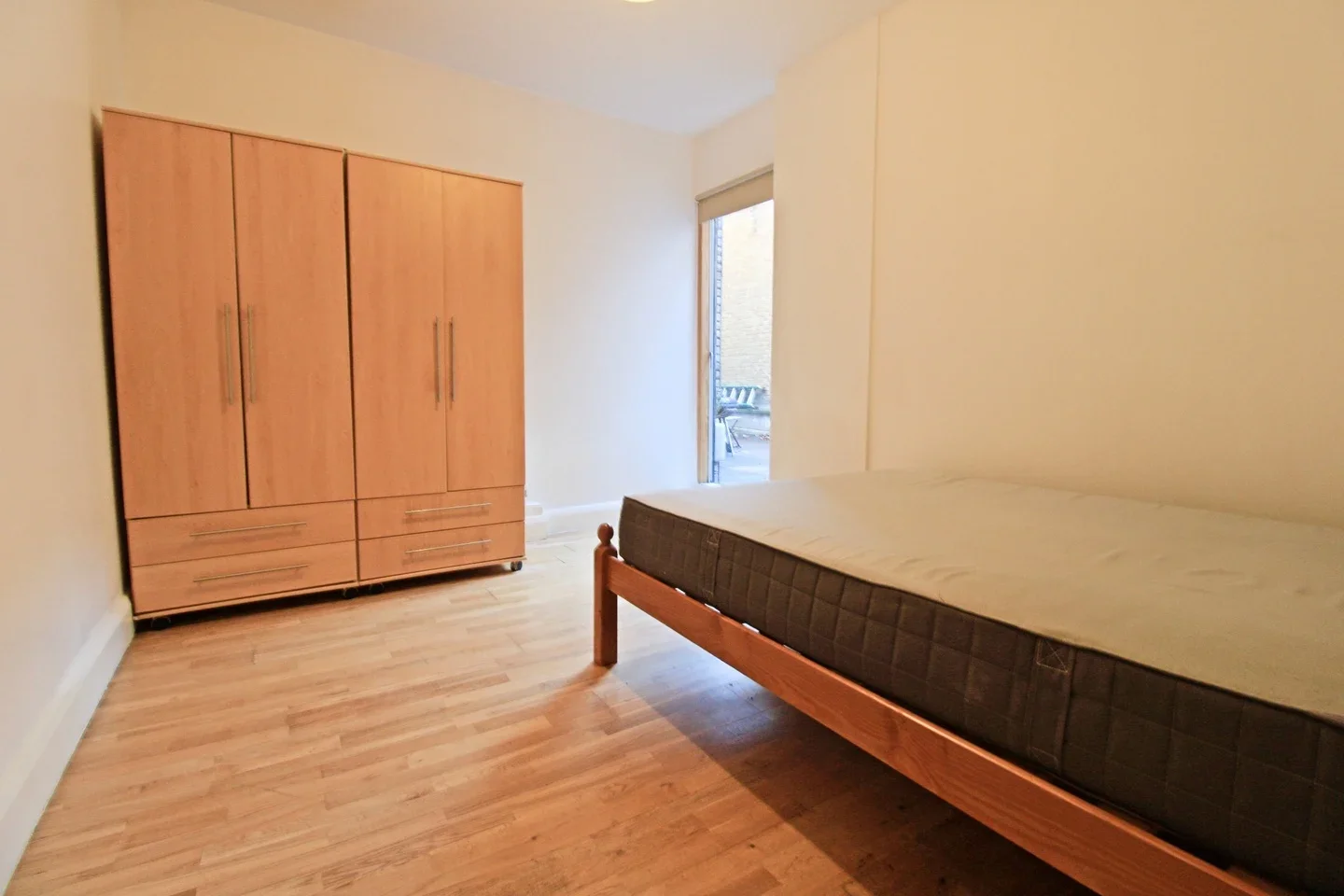 Flat Hackney Road in Greater London