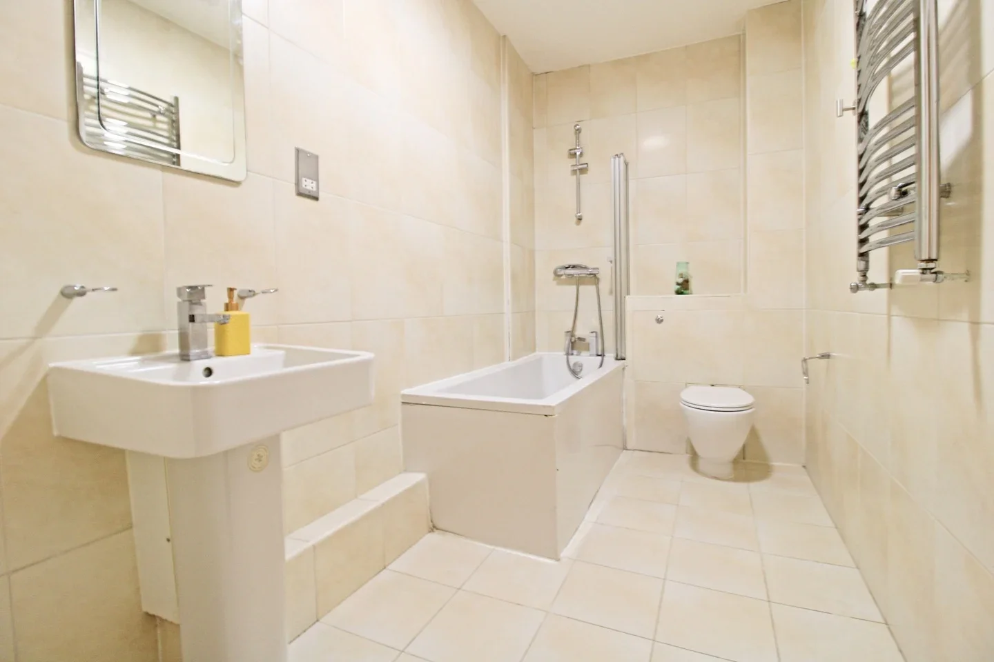 Flat Hackney Road in Greater London