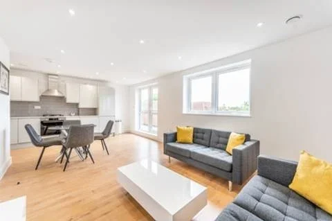 Flat Willow Tree Court in Greater London