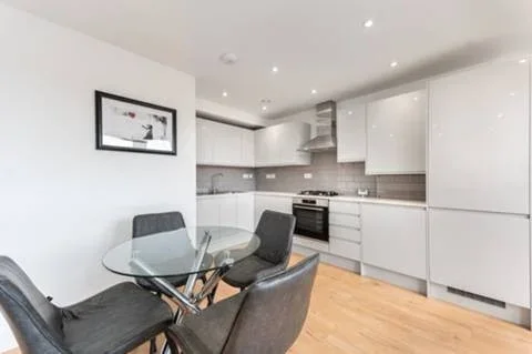 Flat Willow Tree Court in Greater London
