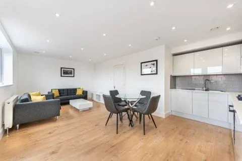 Flat Willow Tree Court in Greater London
