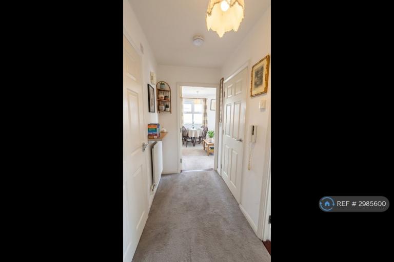 Flat Preston Court in Walton-on-Thames
