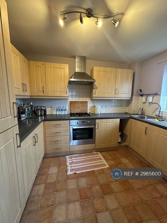 Flat Preston Court in Walton-on-Thames