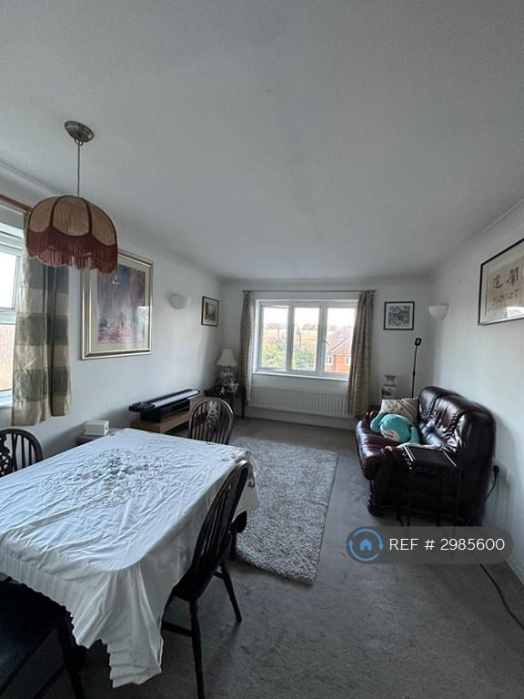 Flat Preston Court in Walton-on-Thames