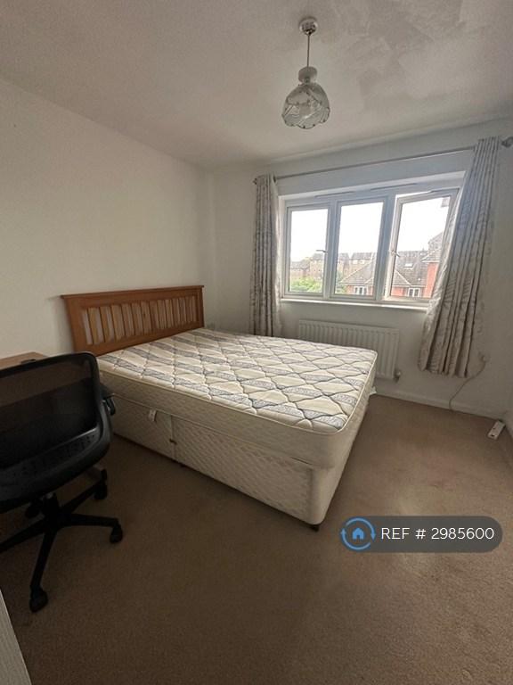 Flat Preston Court in Walton-on-Thames