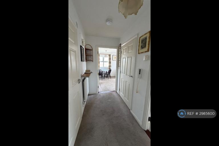 Flat Preston Court in Walton-on-Thames