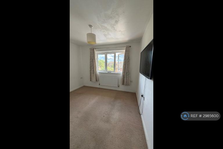 Flat Preston Court in Walton-on-Thames