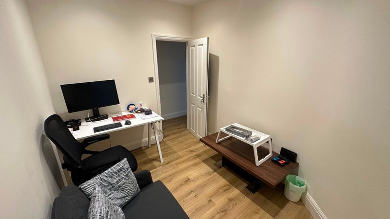 Room Sedgemere Avenue in Greater London