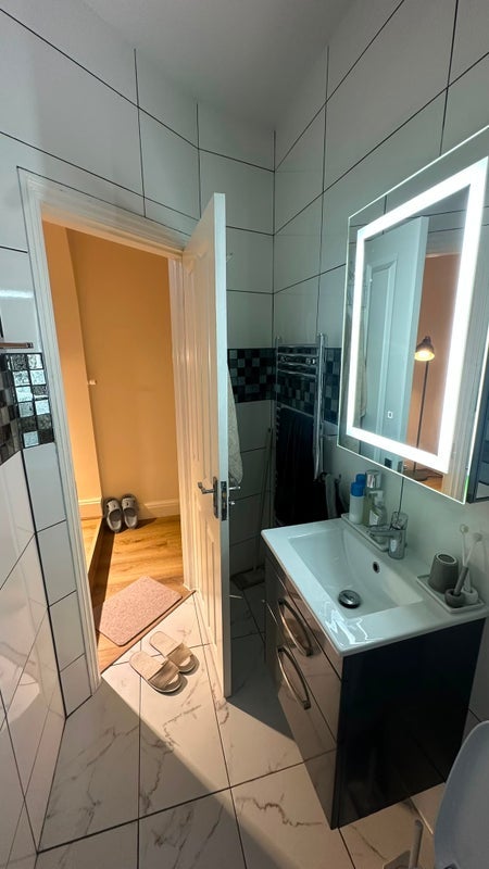 Room Sedgemere Avenue in Greater London