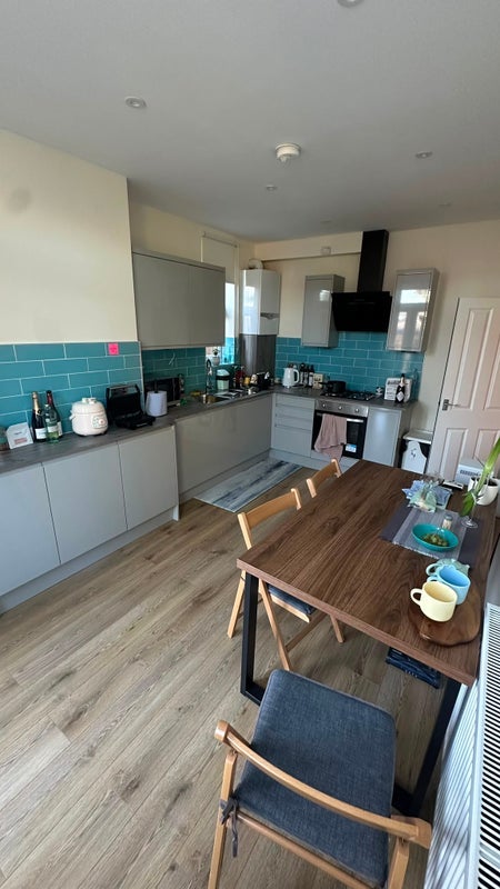 Room Sedgemere Avenue in Greater London