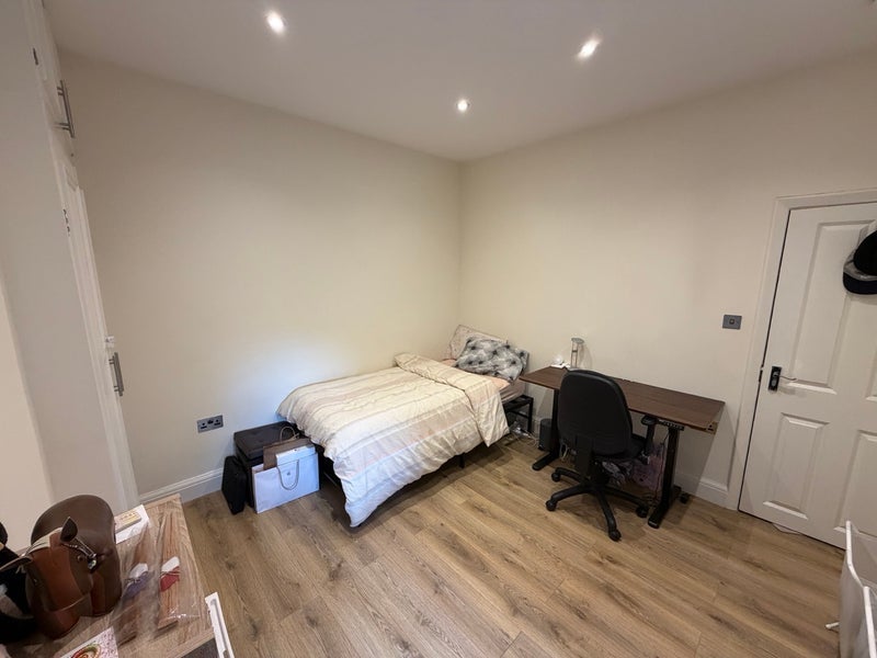 Room Sedgemere Avenue in Greater London