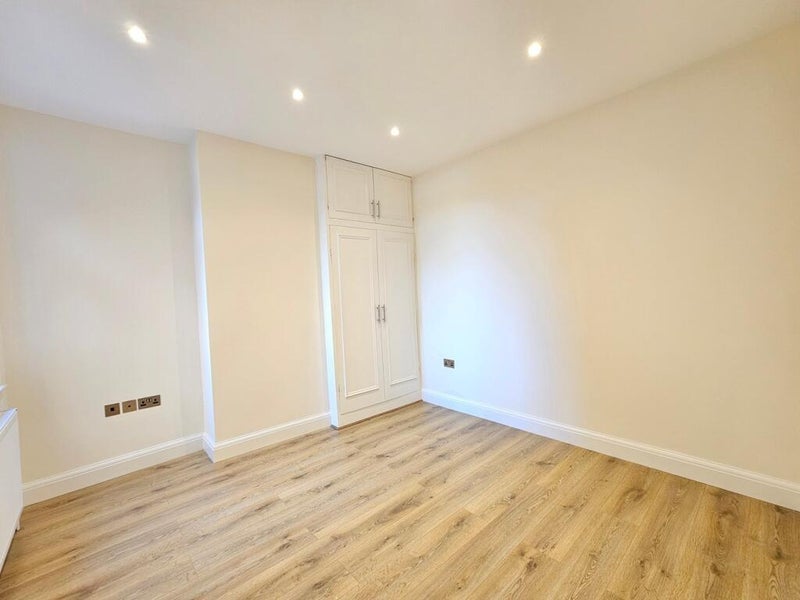 Room Sedgemere Avenue in Greater London