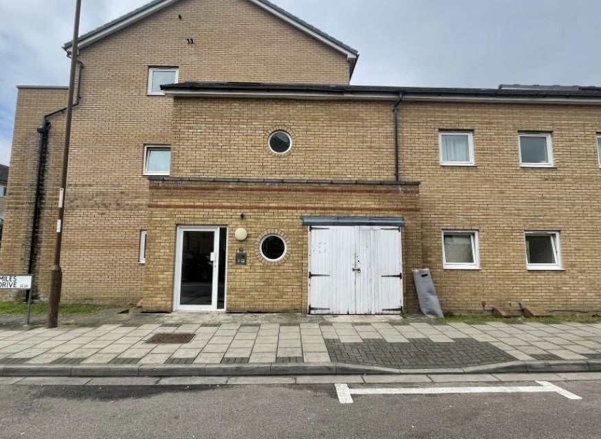 Flat Miles Drive in Greater London