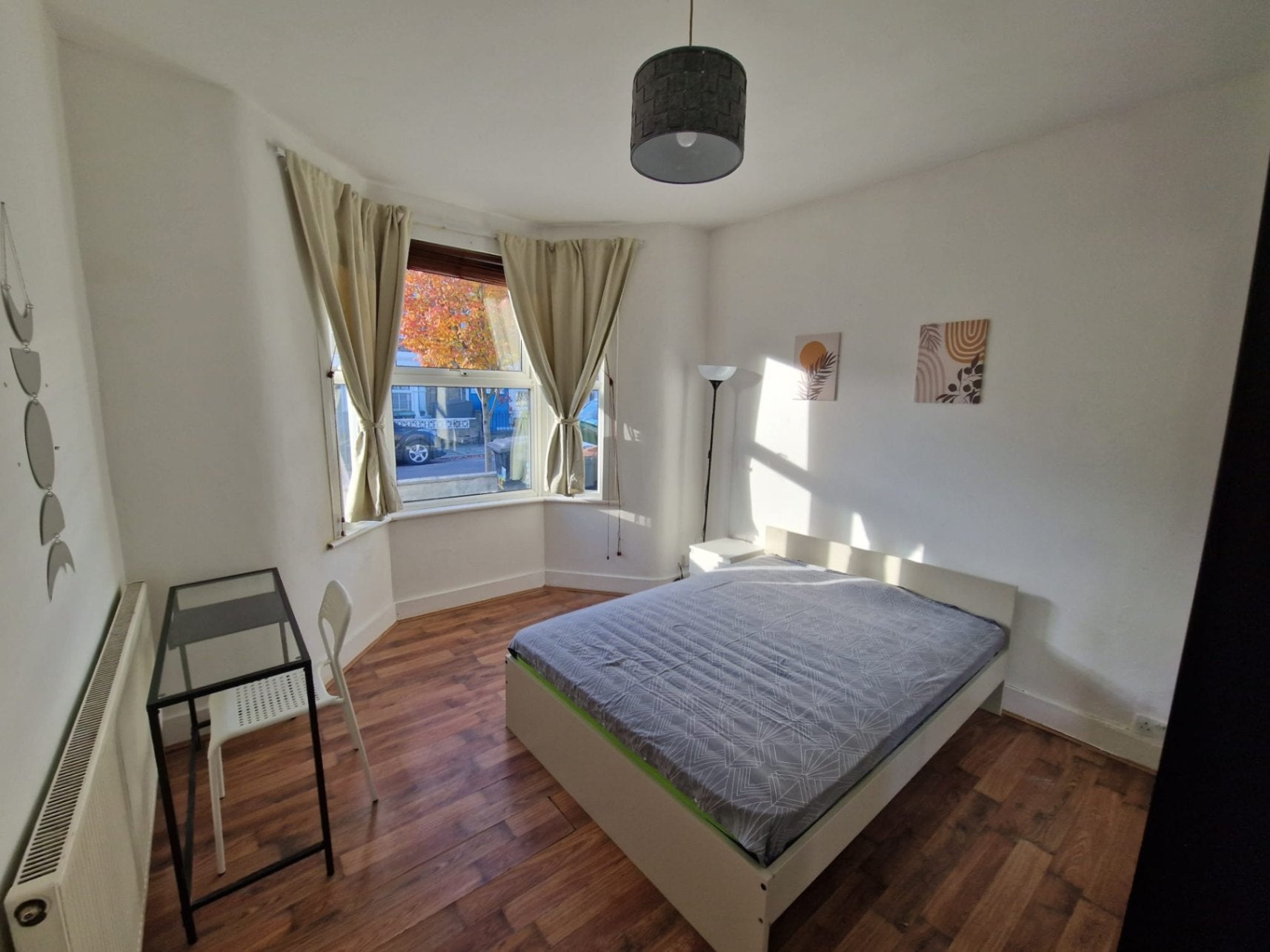 Room Clinton Road in Greater London
