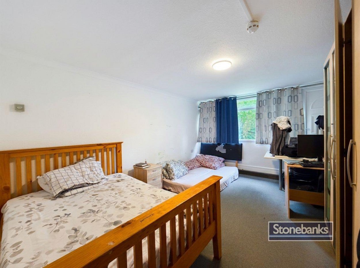 Room Heritage Close in Greater London