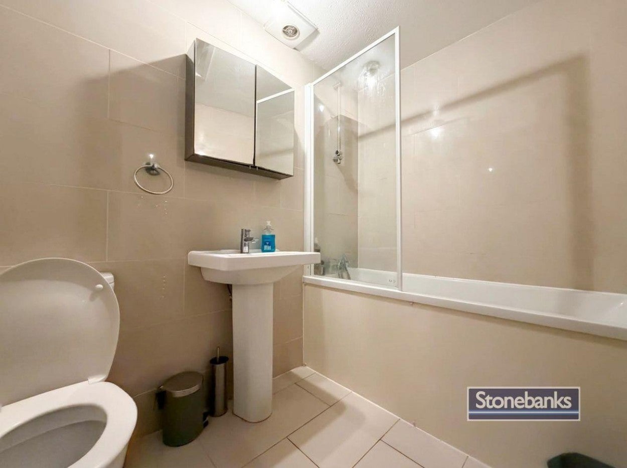 Room Heritage Close in Greater London