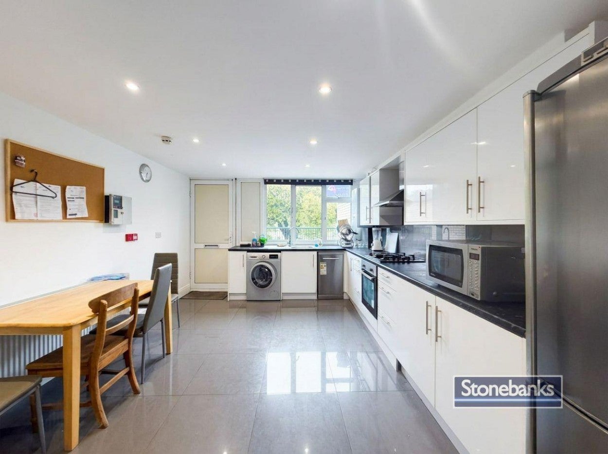 Room Heritage Close in Greater London