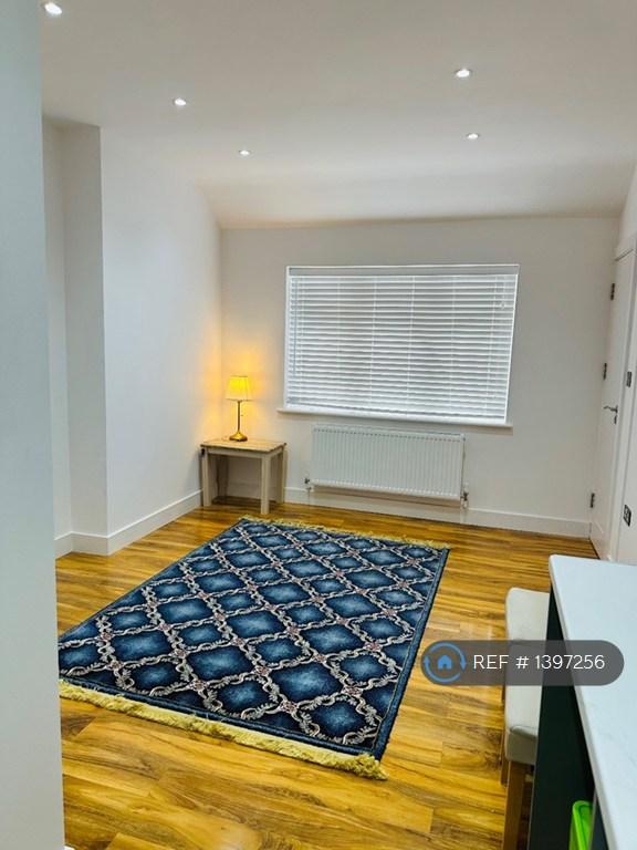 Room Maxwell Road in Greater London