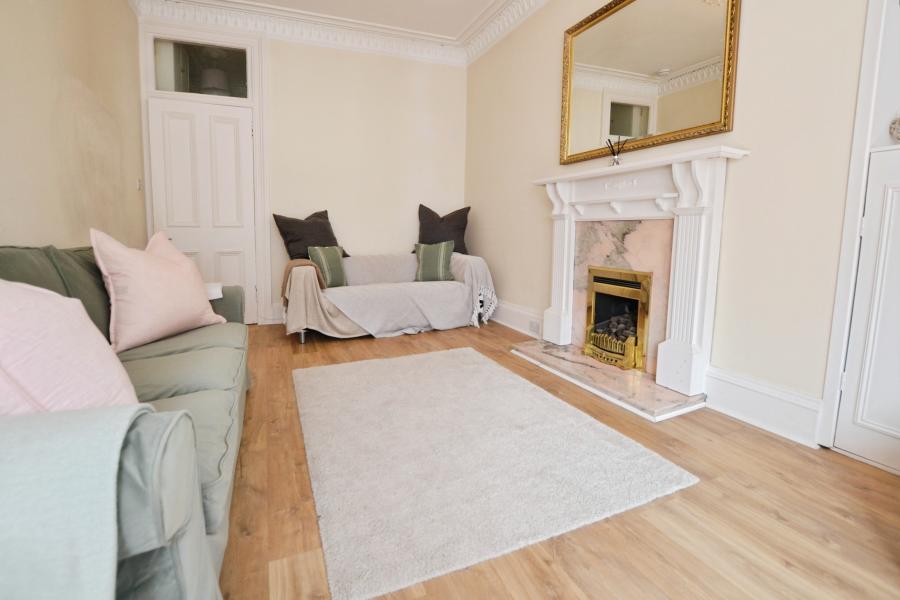 Flat Raeburn Place in City of Edinburgh