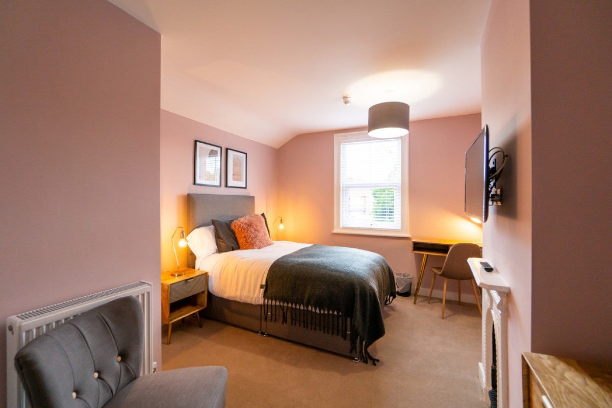 Room Wantage Road in Reading