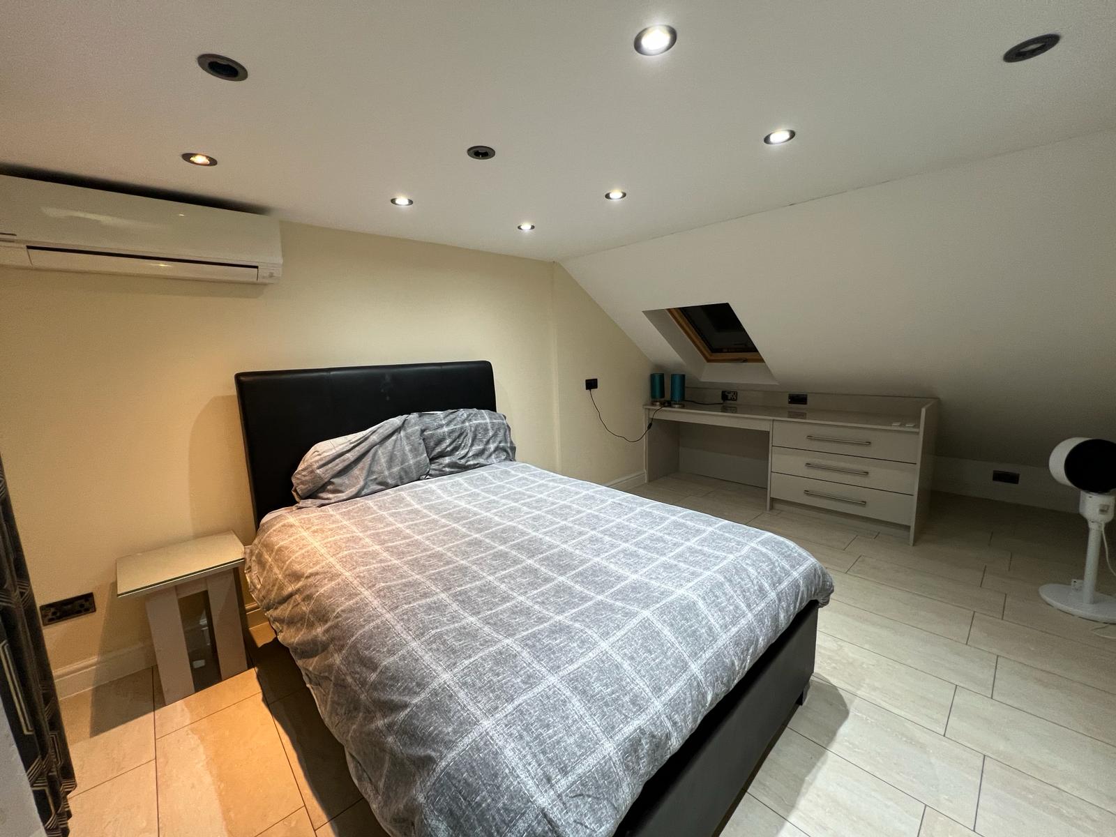 Flat Beehive Lane in Greater London