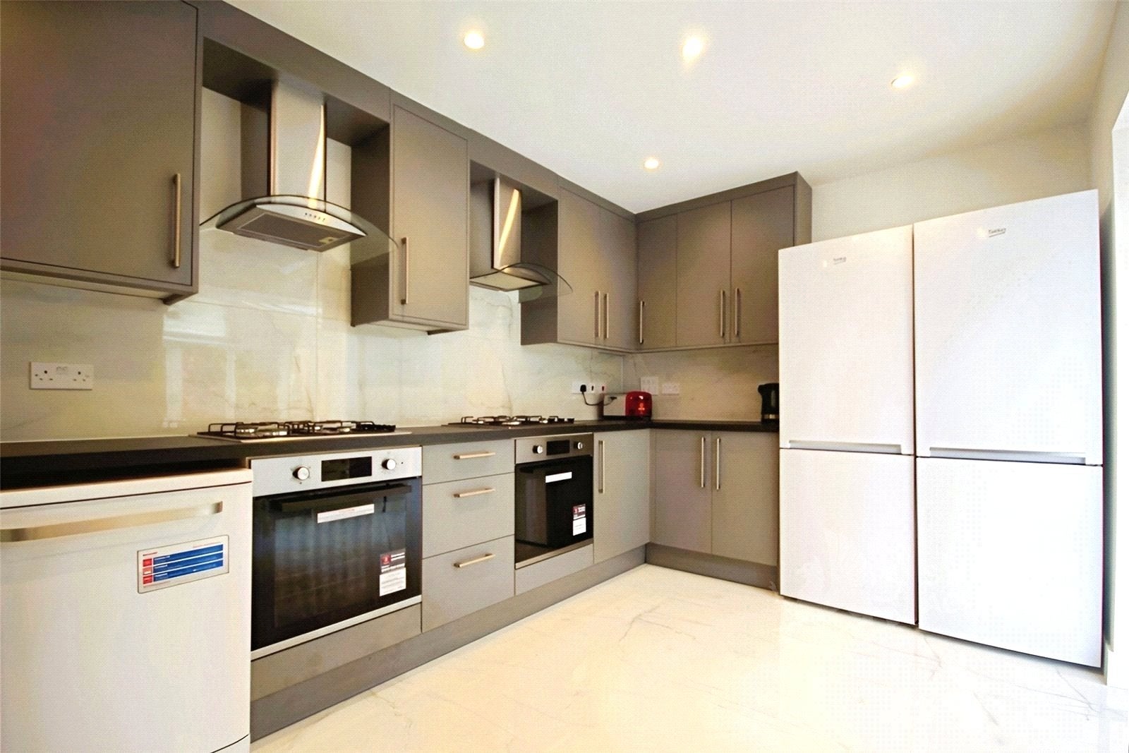 Room Applegarth Avenue in Guildford