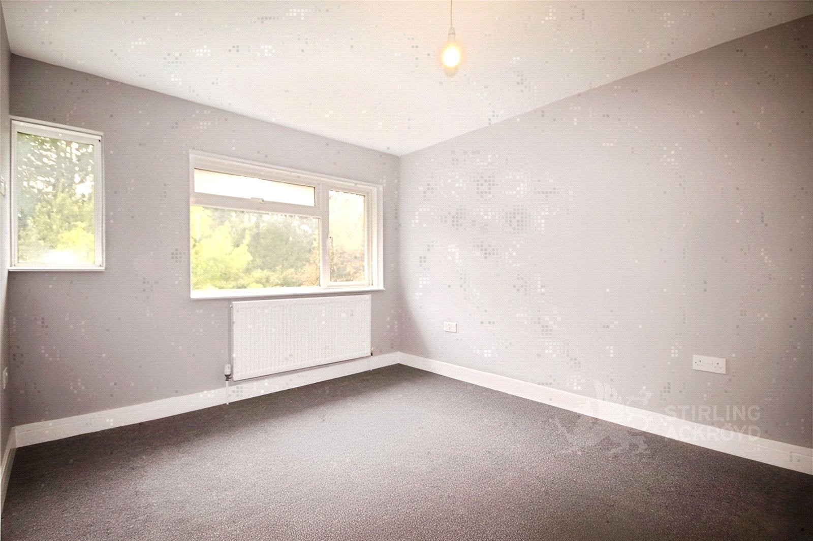 Room Applegarth Avenue in Guildford