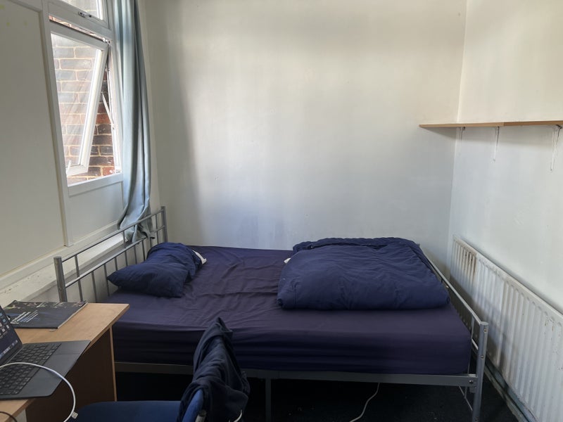 Room Manchester Road in Greater London