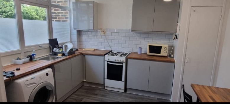 Room Manchester Road in Greater London