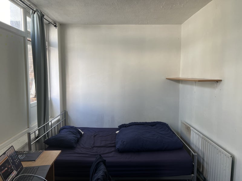 Room Manchester Road in Greater London
