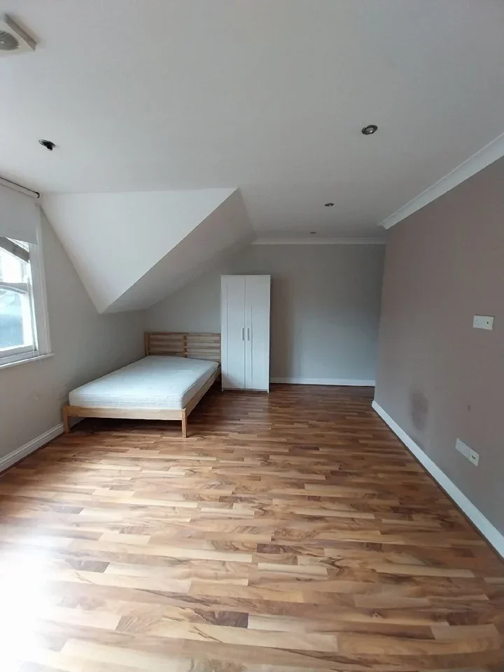 Flat Queens Avenue in Greater London