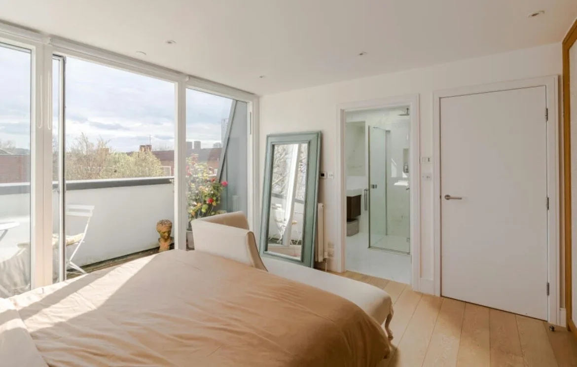 Room Sirdar Road in Greater London