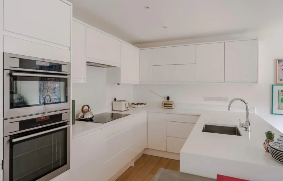 Room Sirdar Road in Greater London