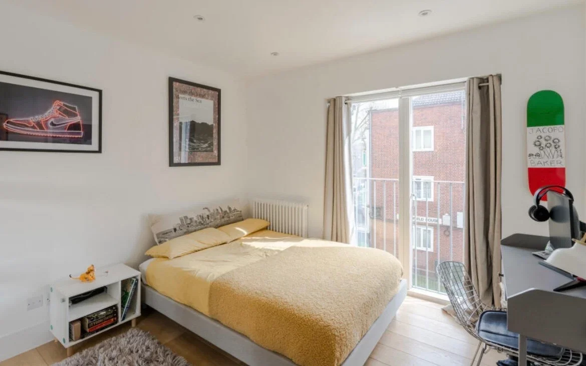 Room Sirdar Road in Greater London