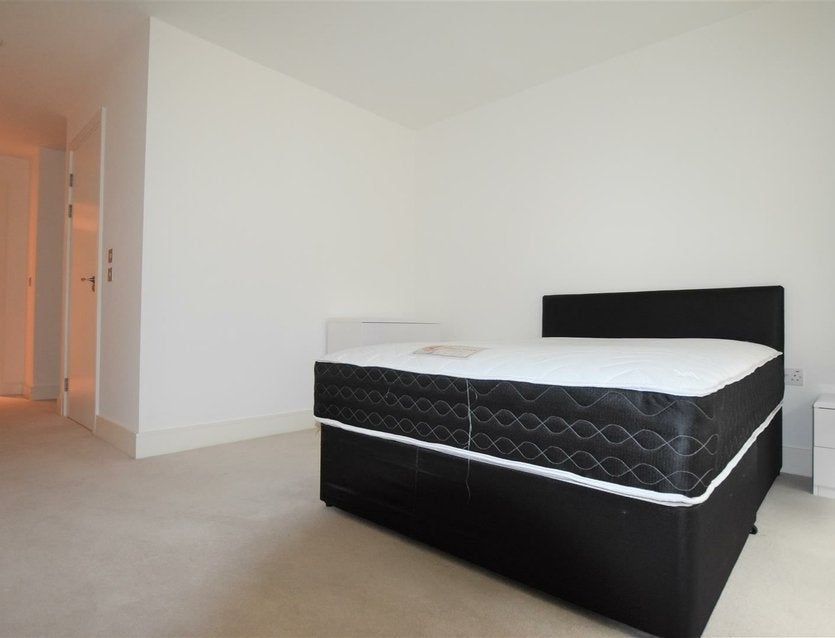 Flat Garnet Place in Greater London