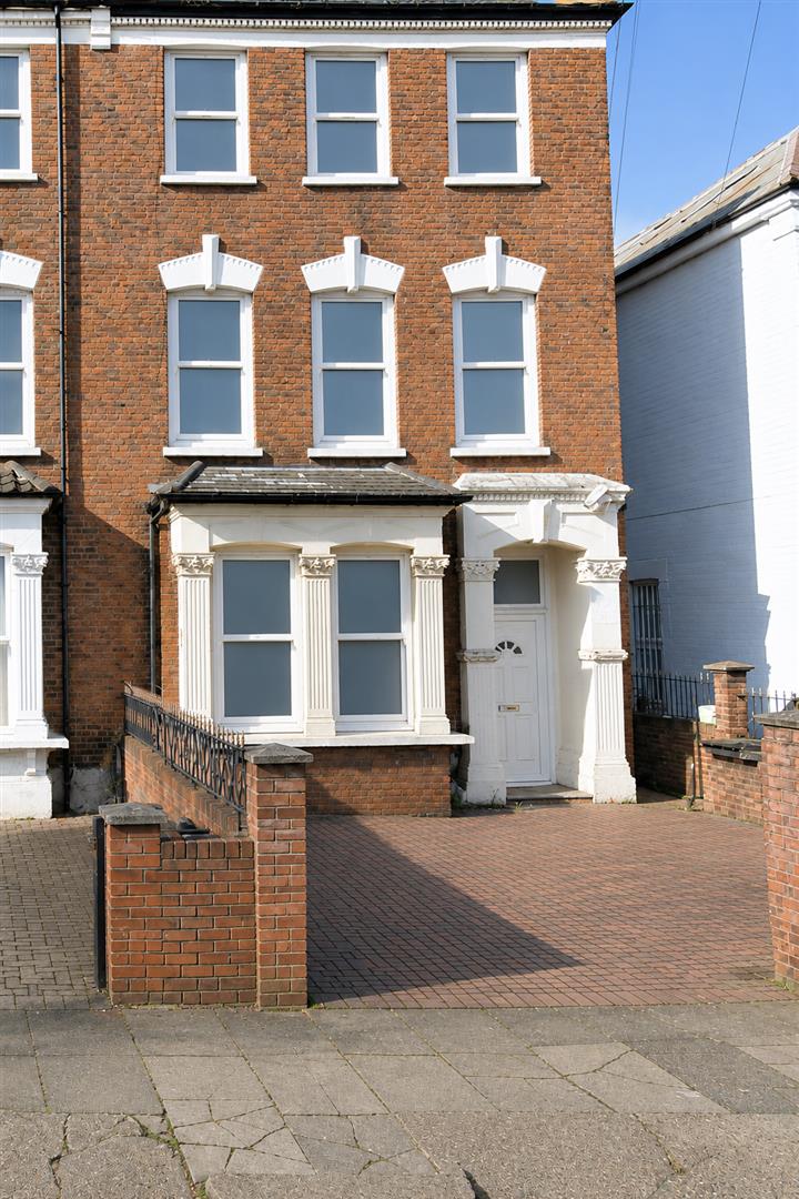 Flat Pembury Road in Greater London