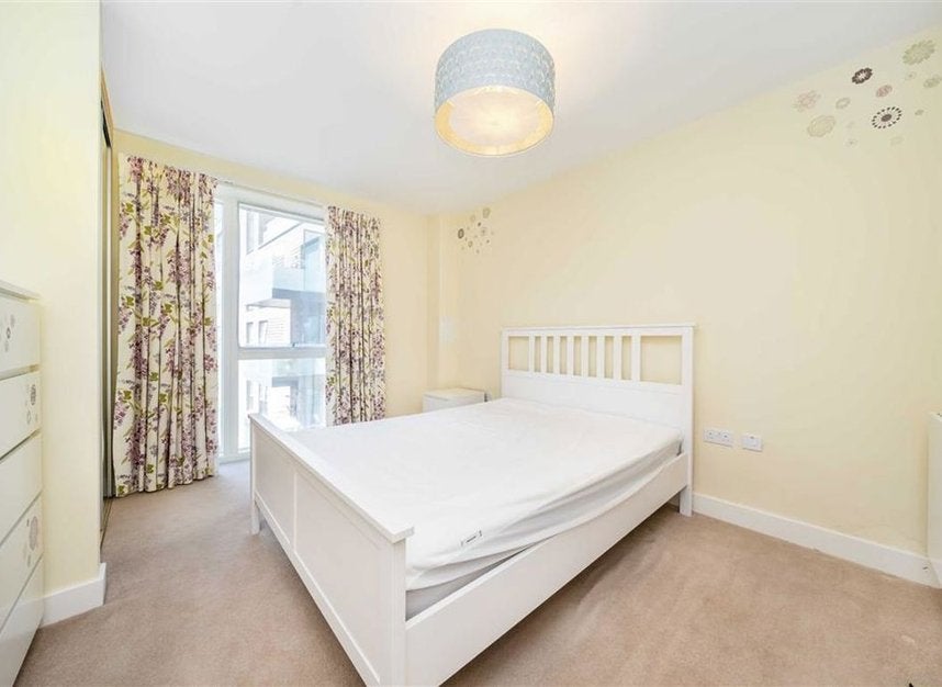 Flat Fergus Street in Greater London