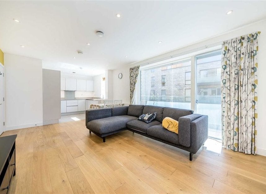 Flat Fergus Street in Greater London