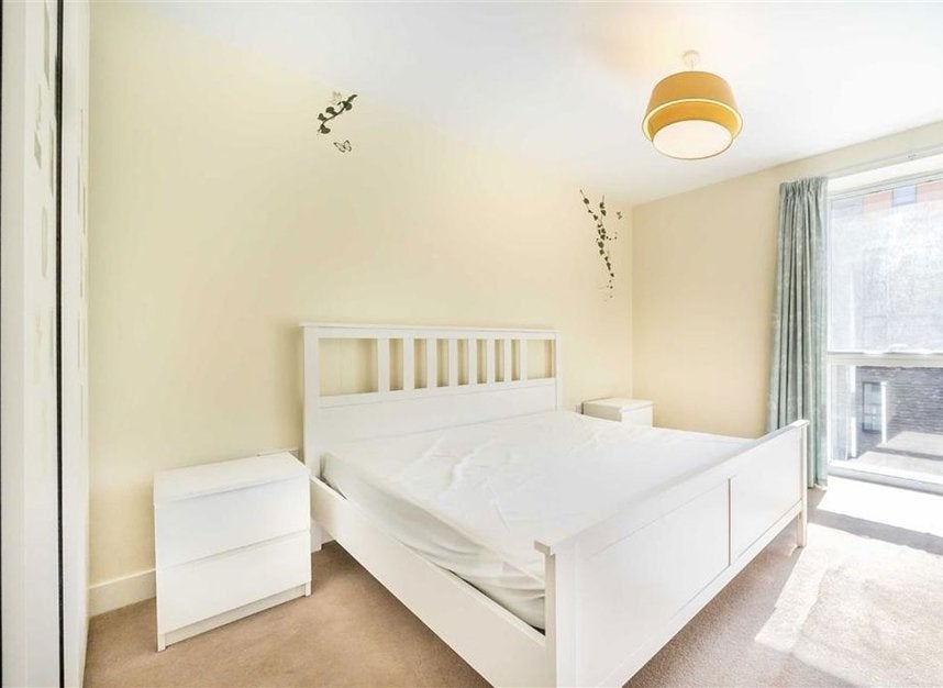 Flat Fergus Street in Greater London