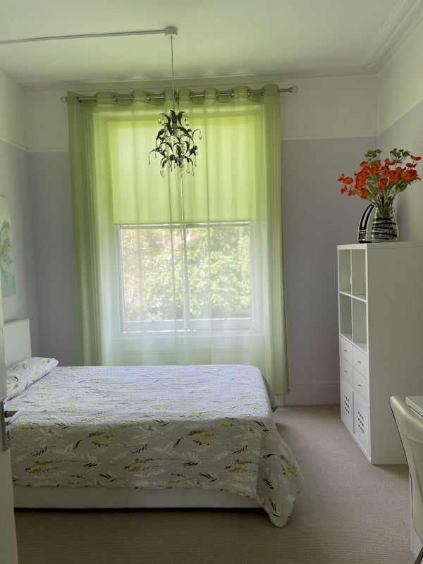 Room Caversham Road in Greater London