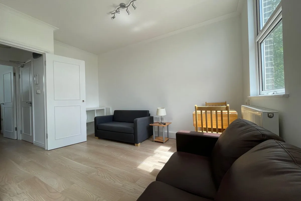 Flat Chiswick High Road in Greater London