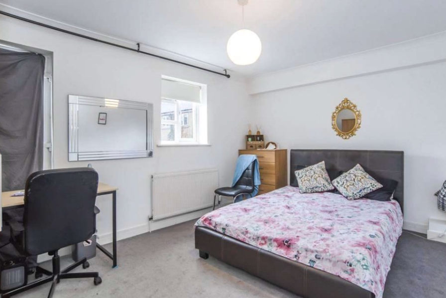 Flat Vallance Road in Greater London