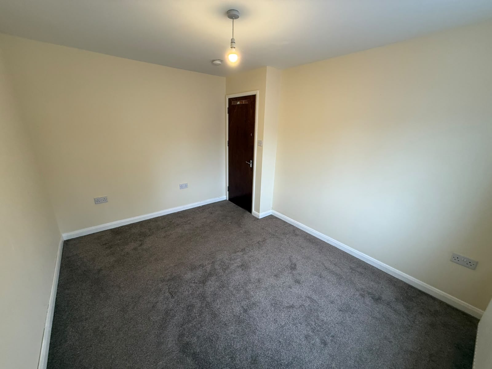 Flat Green Lane in Greater London