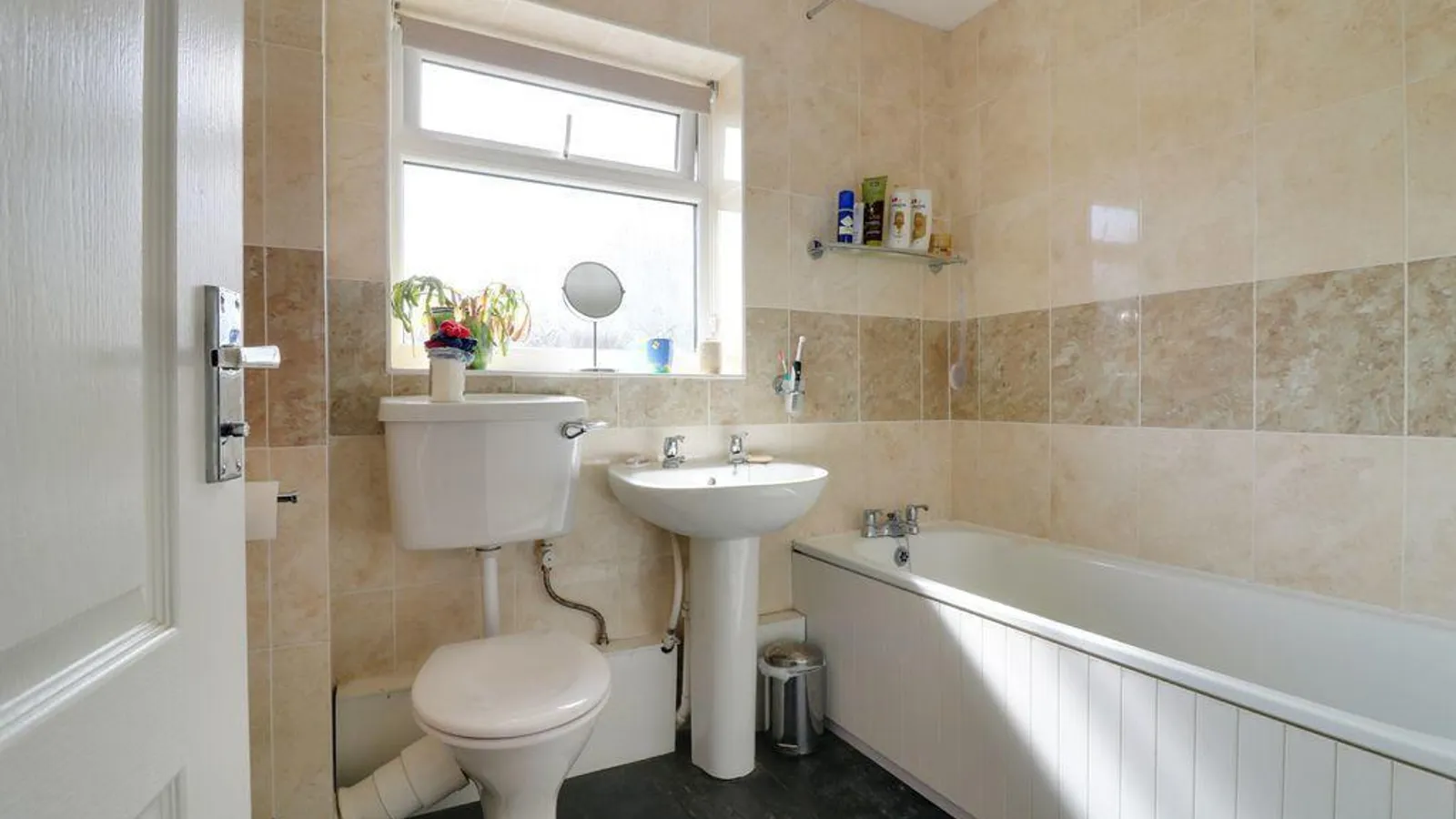 Flat Longcroft Road in Basingstoke and Deane