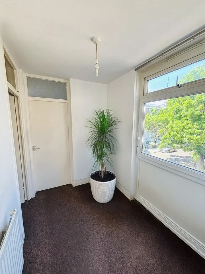 Room Guildford Road in Greater London