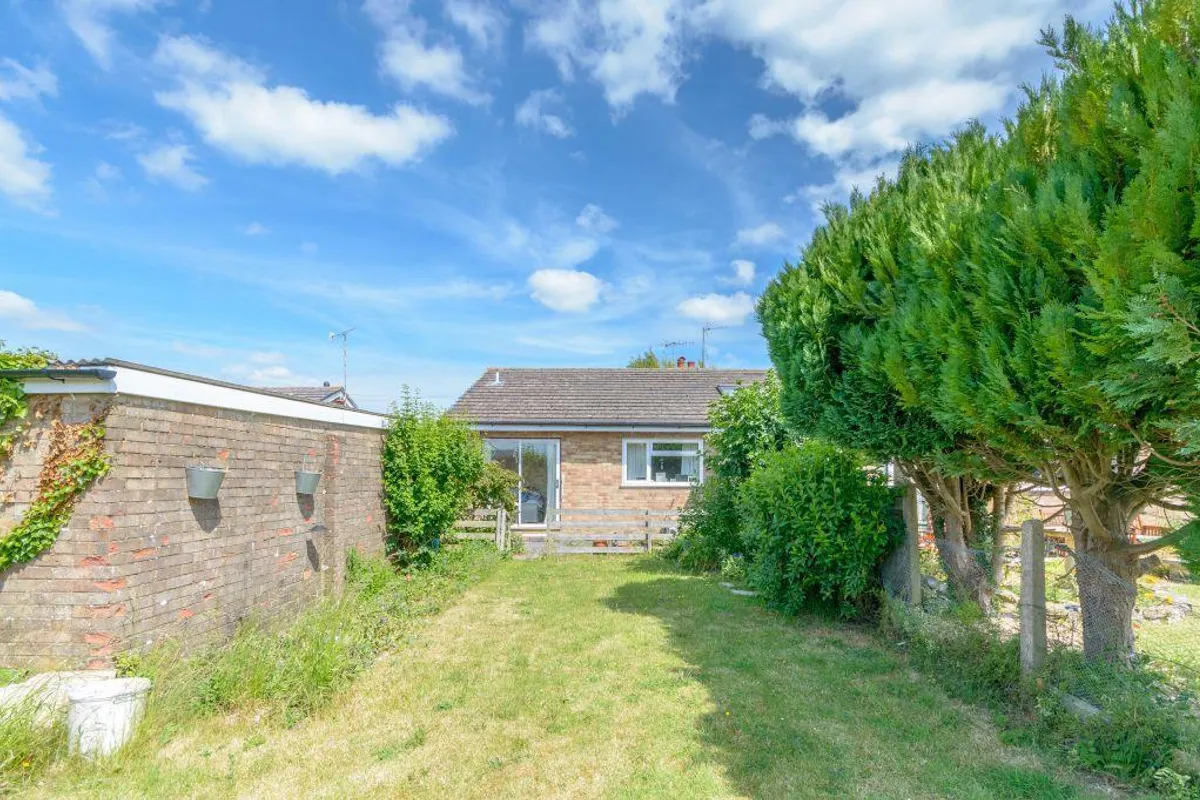 House Broadfield Road in Porton