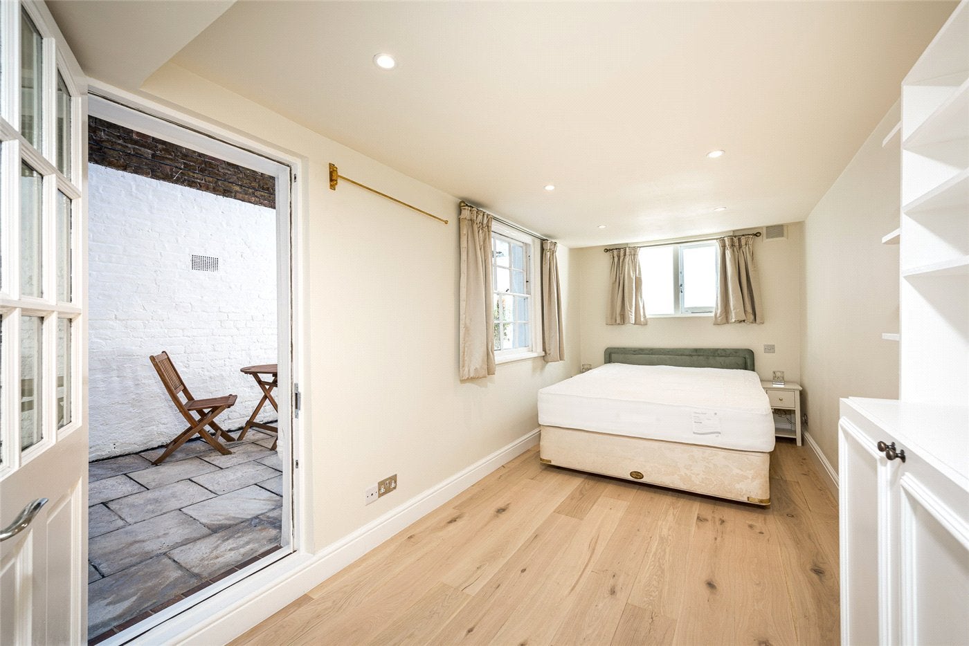 Flat Belgrave Road in City of Westminster
