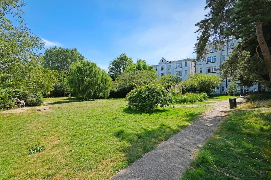 Flat Makepeace Avenue in Greater London
