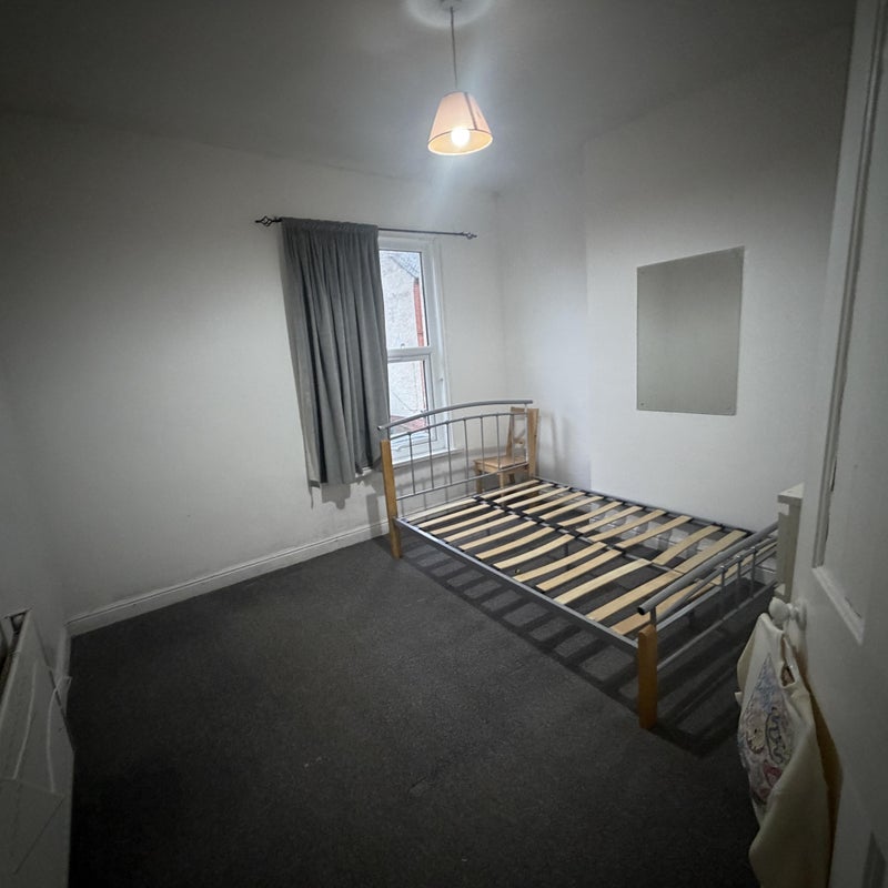 Room Hazelwood Road in Nottingham